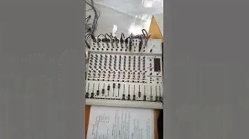 Микшерный пульт Behringer MX 2004A.